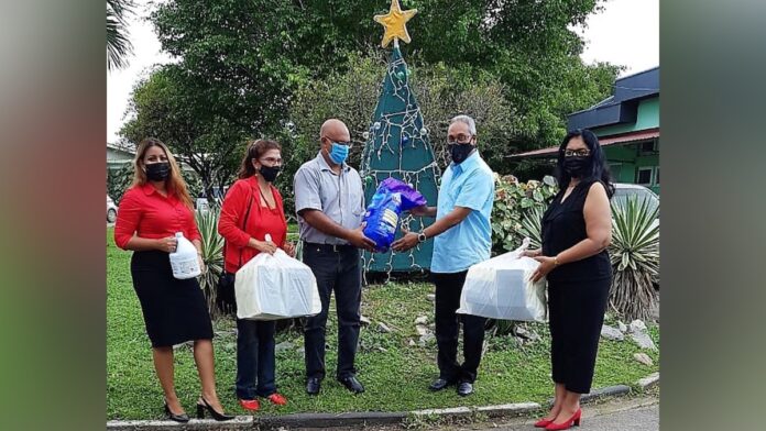 VHP doneert aan Huize Ashiana in verband met kerst