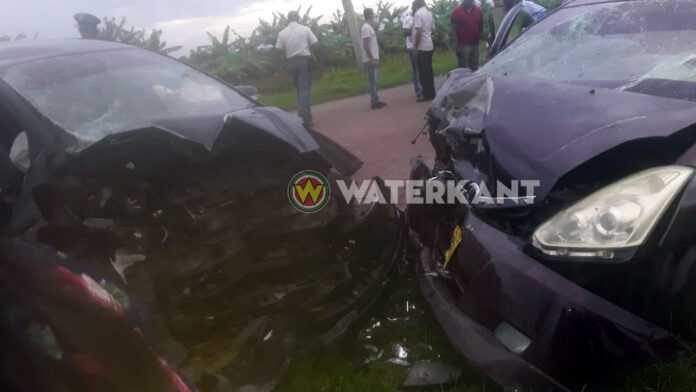 Vrouw dood na zware aanrijding tussen twee auto's te Nickerie