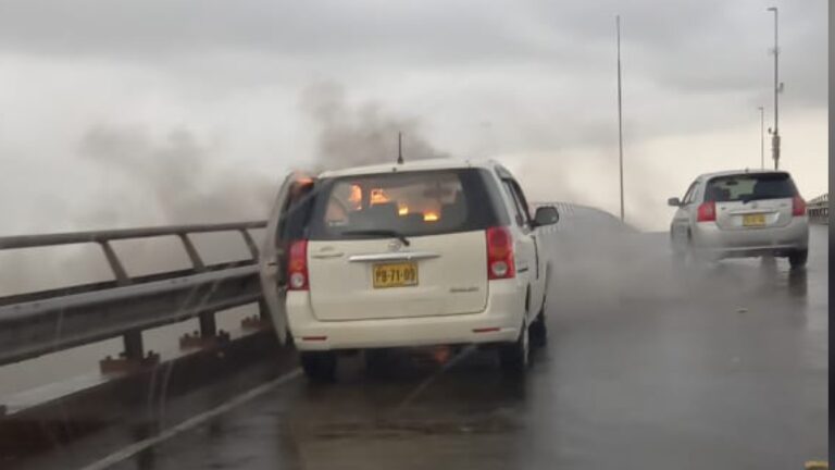 Auto in brand op Wijdenboschbrug in Paramaribo