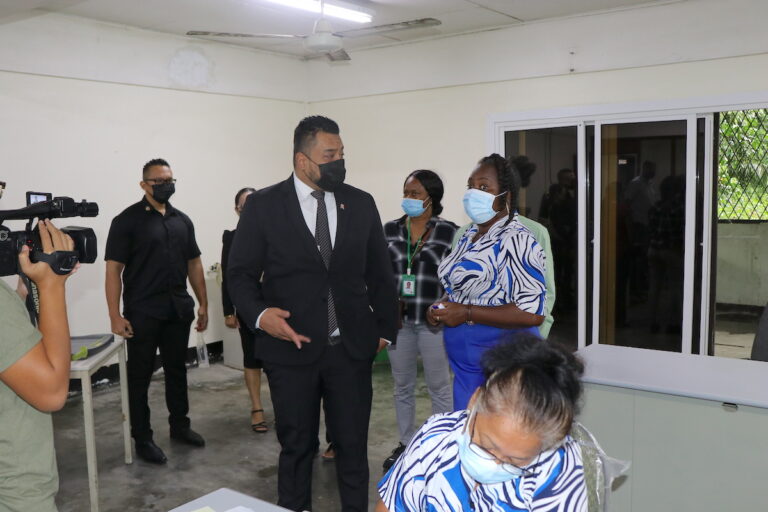 Minister Somohardjo op werkbezoek bij bvb Paramaribo-Centrum en Sipaliwini