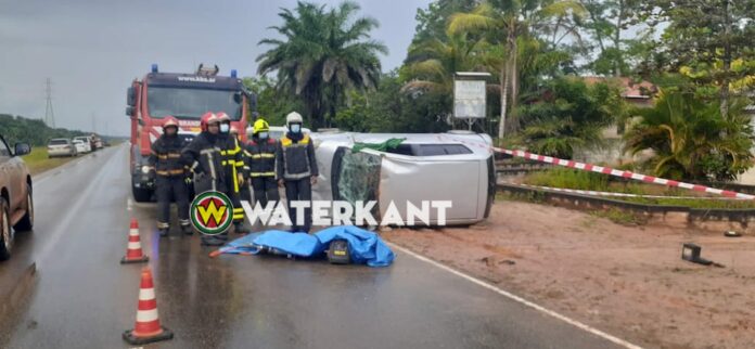 Bestuurder dood na eenzijdig verkeersongeval op de Afobakaweg