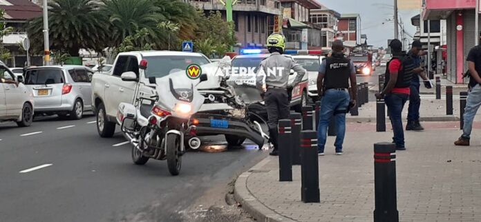 Politiewagen met loeiende sirene op voorrangsweg botst tegen pick-up