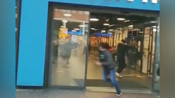 VIDEO: Man schiet met pistool bij supermarkt in Amsterdamse Poort