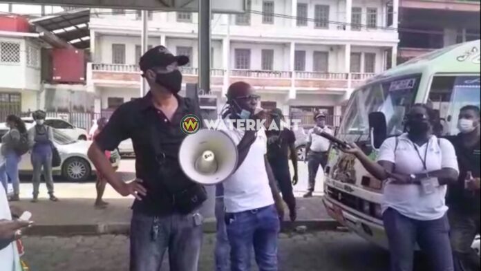 VIDEO: Circa 100 mensen bij protest Sibrano Pique