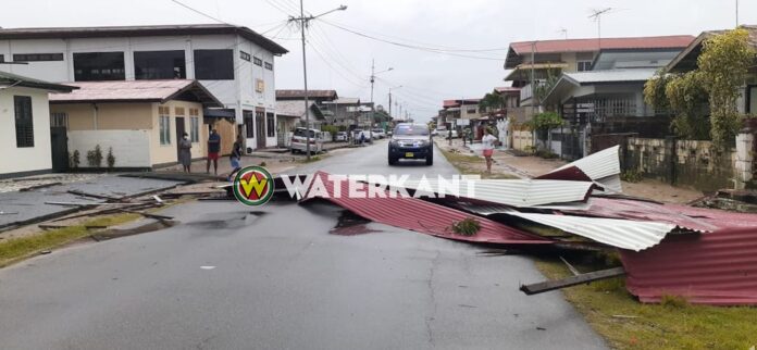 Opnieuw schade in Paramaribo door rukwinden