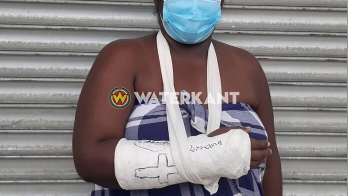 Vrouw loopt gebroken arm op nadat man haar probeert te beroven