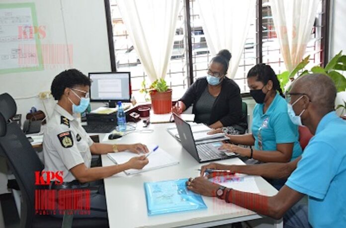 Verkeersvrijwilligers brengen bezoek aan Surinaamse politie