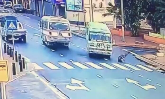 VIDEO: Zwerver steekt plotseling over en wordt aangereden door lijnbus