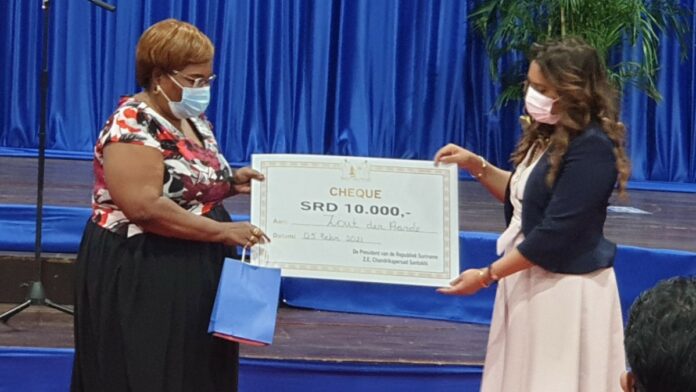 First lady doneert SRD 10.000 aan 25 sociale instellingen