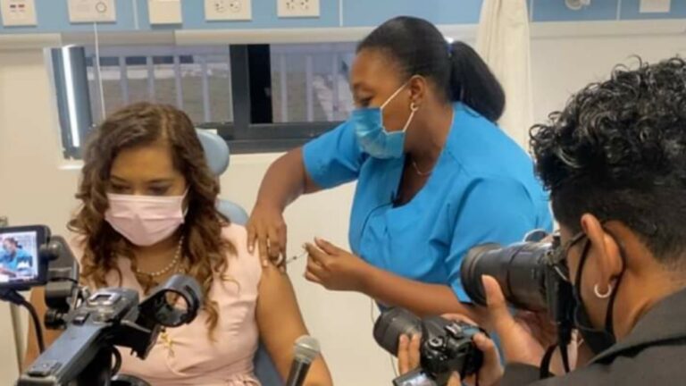 First lady krijgt als eerste COVID-19-vaccin in Wanica