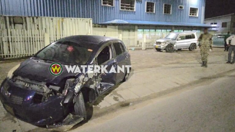 Militair valt in slaap achter stuur en botst tegen geparkeerde auto