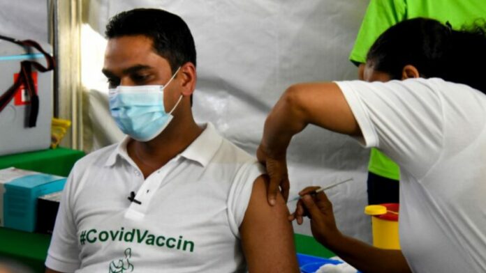 Minister Amar Ramadhin van Volksgezondheid vaccinatie covid-19 suriname