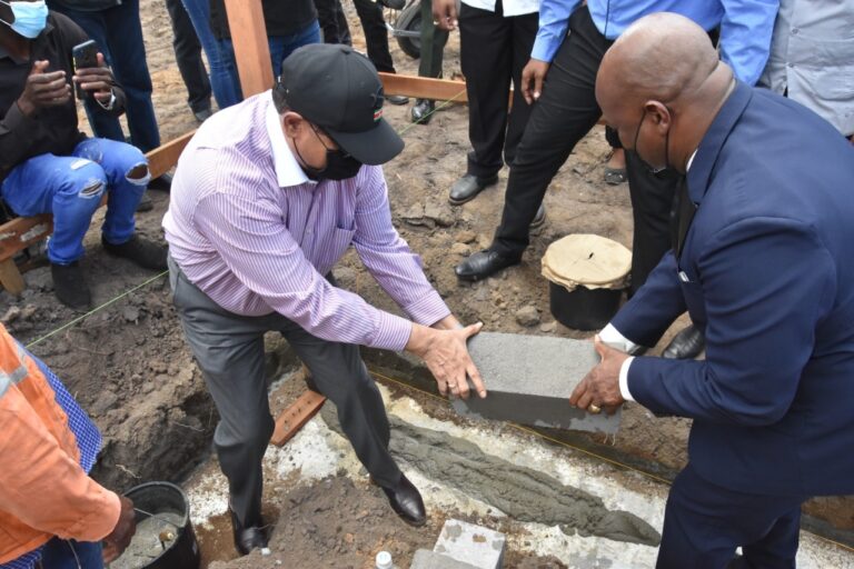 President en vicepresident leggen eerste steen schoolcampus Moengotapu