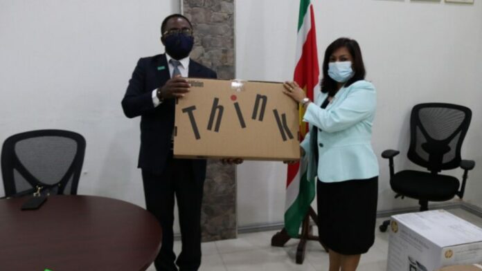 UNICEF overhandigt apparatuur aan minister Kuldipsingh
