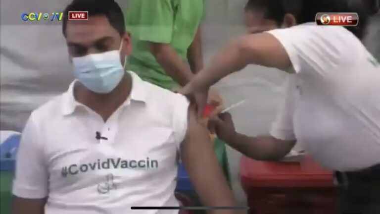 VIDEO: Surinaamse minister volksgezondheid krijgt live eerste COVID-19 vaccinatie