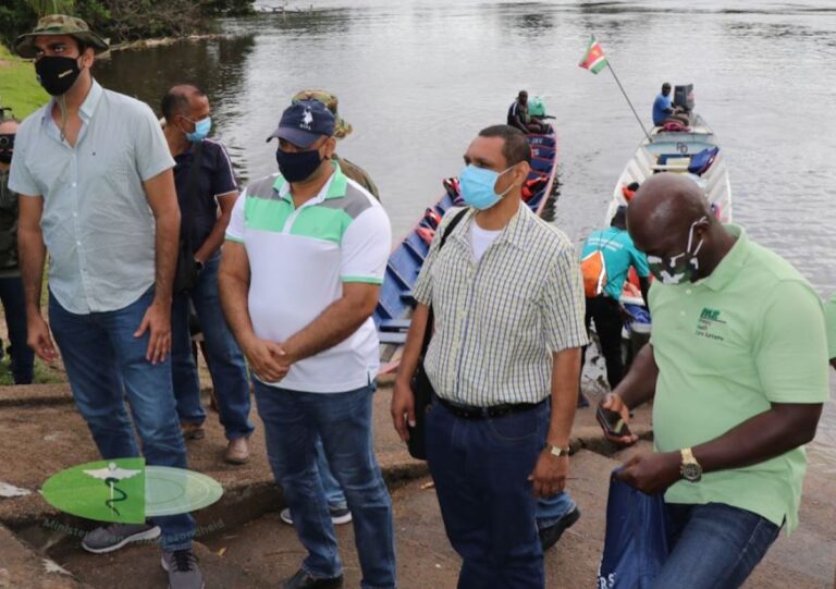 Minister Ramadhin brengt bezoek aan Boven-Suriname