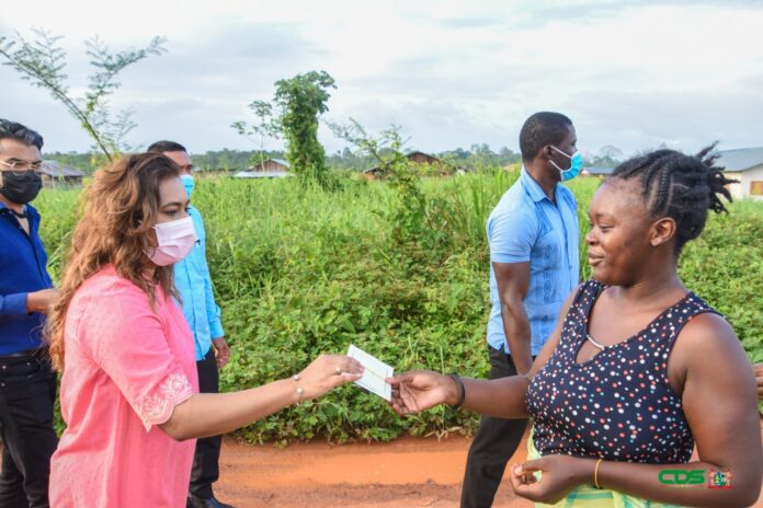First Lady overhandigt donaties persoonlijk aan bewoners
