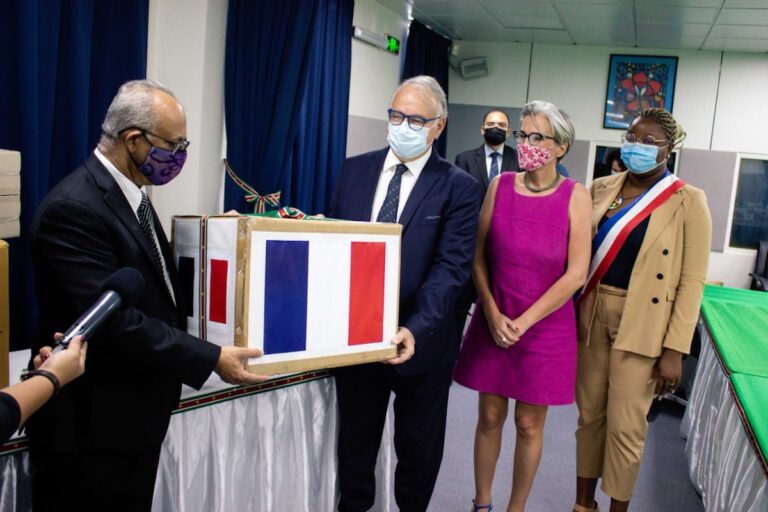 Suriname ontvangt medische spullen van Frankrijk in strijd tegen COVID-19