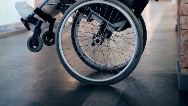Bejaarde smokkelaar in rolstoel was al eerder op Zanderij aangehouden met drugs