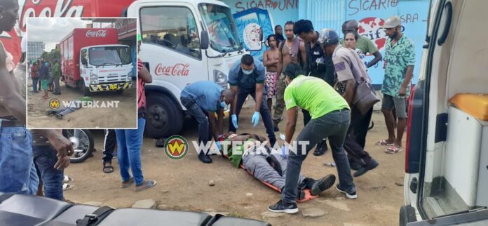 Lijnbus wijkt uit voor auto en raakt medewerker bij coca cola truck