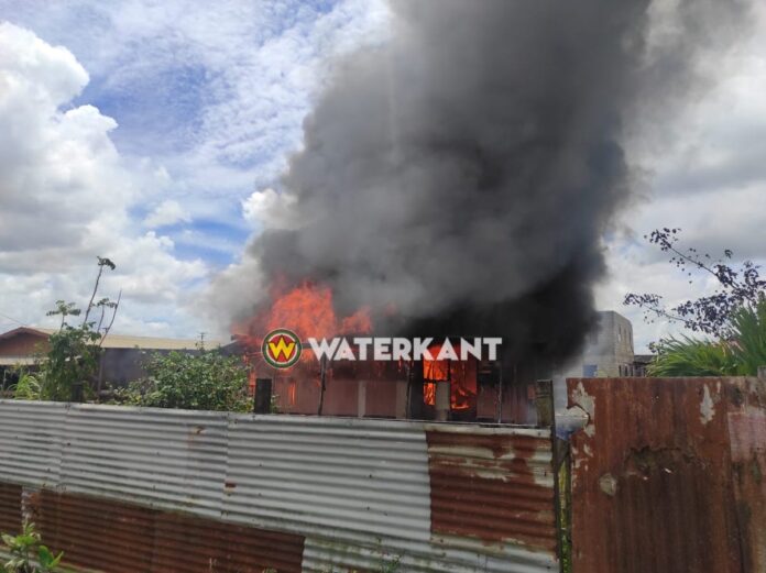 VIDEO: Houten woning verwoest door brand