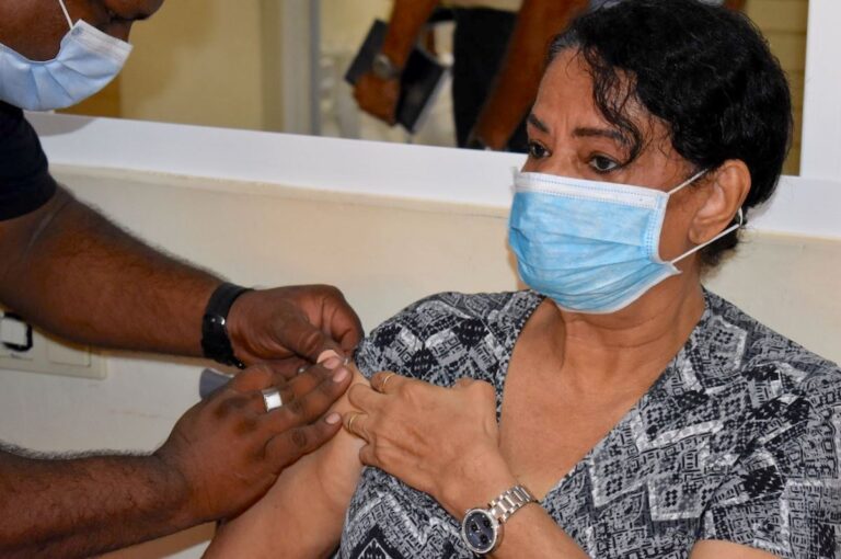 25.000ste vaccinatie in Suriname is voor 72-jarige