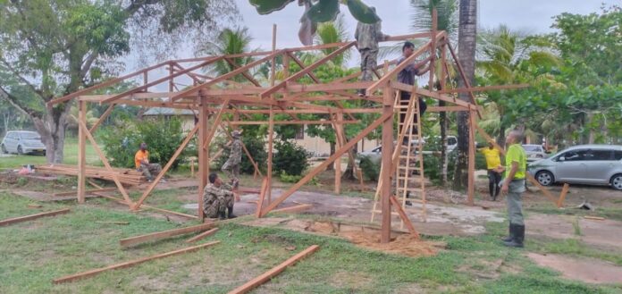 Militairen maken tenten en schoolborden voor leerlingen afgebrande school