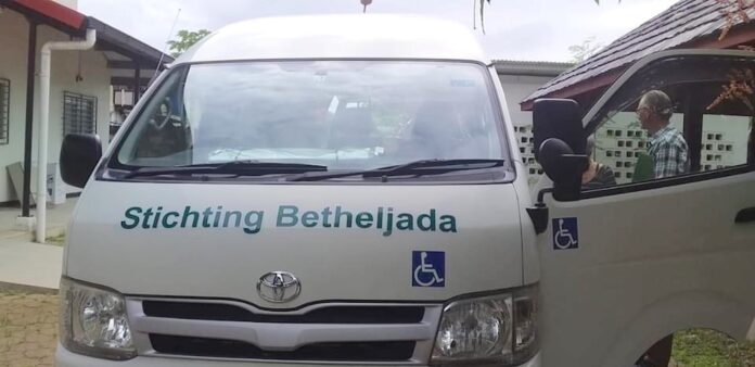 VIDEO: Stichting Huize Betheljada neemt nieuwe bus in ontvangst