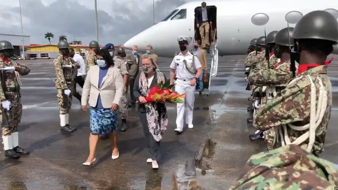 VIDEO: Nederlandse defensieminister aangekomen in Suriname