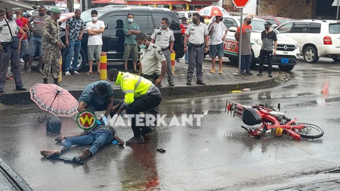 Bromfietser dood na aanrijding met vrachtwagen in Paramaribo-Noord