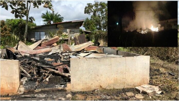 Geestelijk gestoorde vrouw in Moengo steekt woning in brand-2