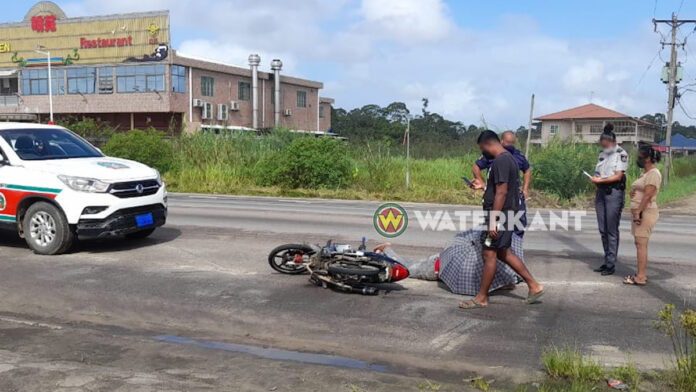 Bromfietser remt en valt nadat automobiliste geen voorrang verleend