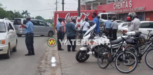 Bikers houden illegale geldwisselaars in Nickerie aan