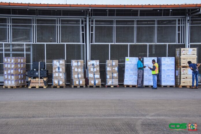 Nederlandse medische hulpgoederen aangekomen in Suriname