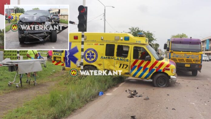 VIDEO: Pick-up rijdt ambulance met loeiende sirene aan: 5 gewonden