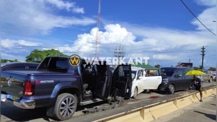VIDEO: 5 auto's betrokken bij aanrijding op brug Saramaccadoorsteek