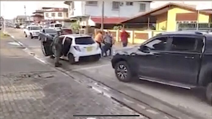 VIDEO: MP houdt 2 militairen aan na inbraak bij autobedrijf Ringweg