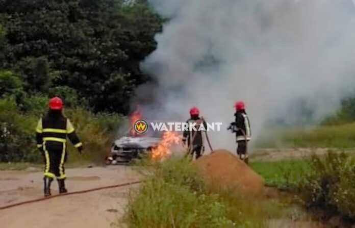 Auto volledig door brand verwoest op de Afobakaweg