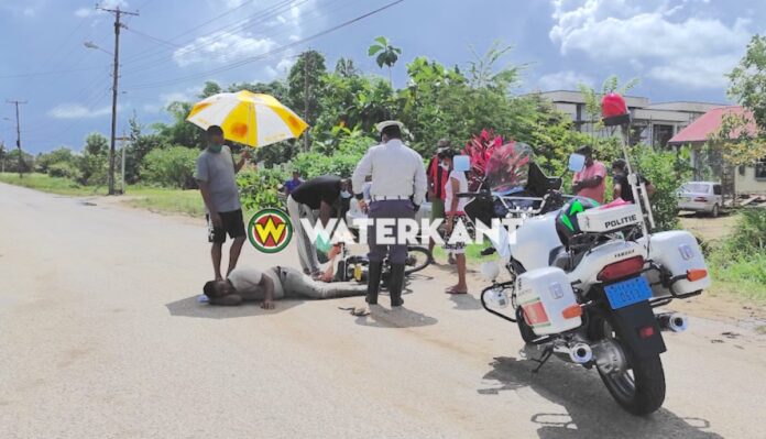 Deze bromfietser is vanmiddag op het wegdek belandt, nadat hij over een drempel reed en kwam te vallen. Het eenzijdig verkeersongeval vond rond 14.00u plaats op de Welgedacht A-weg in Suriname.