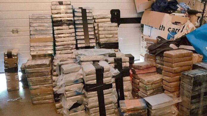 vondst 3.000 kilo cocaïne en 11 miljoen euro in boerderij