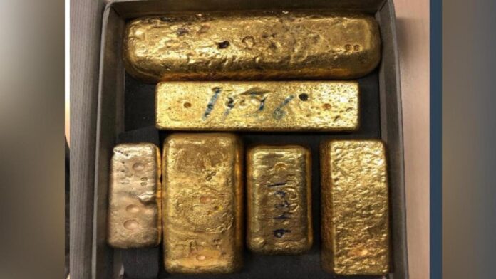 Italiaan uit Caribisch gebied met goudstaven in koffer aangehouden op Schiphol