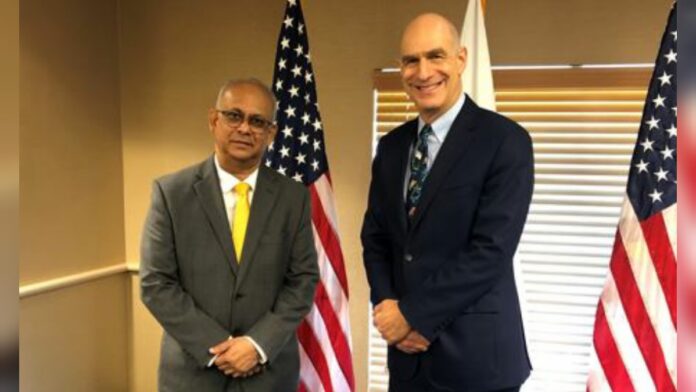 Minister Ramdin haalt banden met USAID weer aan