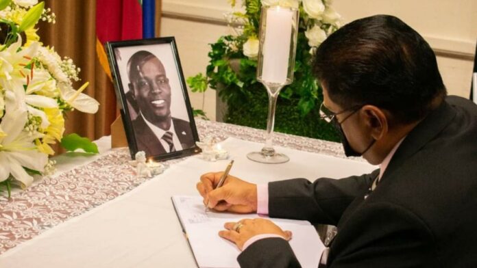 President Santokhi ondertekent condoleanceregister vermoorde Haïtiaanse president