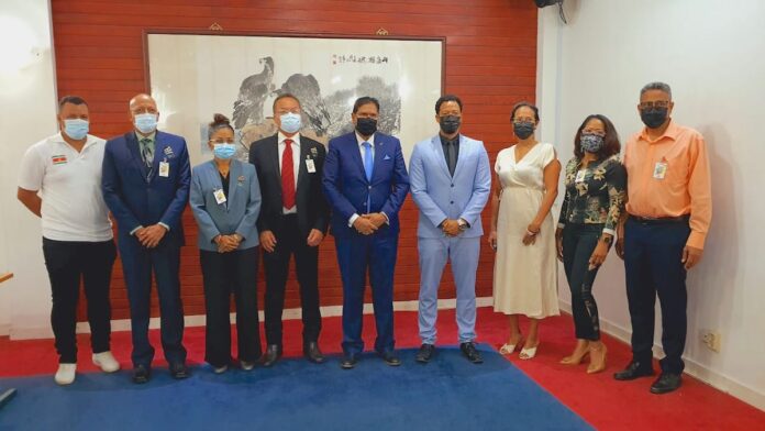 Delegatie Surinaams Olympisch Comité bezoekt president