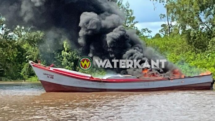Één persoon gewond bij brand op vissersboot