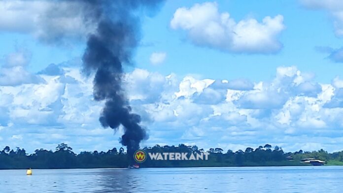 Boot in brand op Surinamerivier