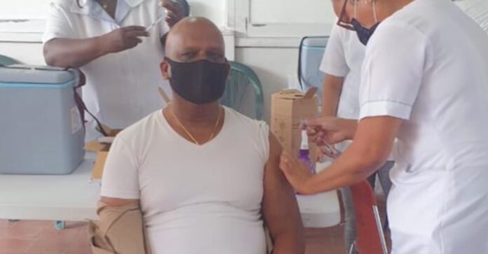 Dc Ricardo Bhola van Paramaribo Noord-Oost krijgt 2e vaccinatie