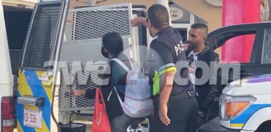 VIDEO: Surinamers op Aruba aangehouden met groot bedrag in US dollars