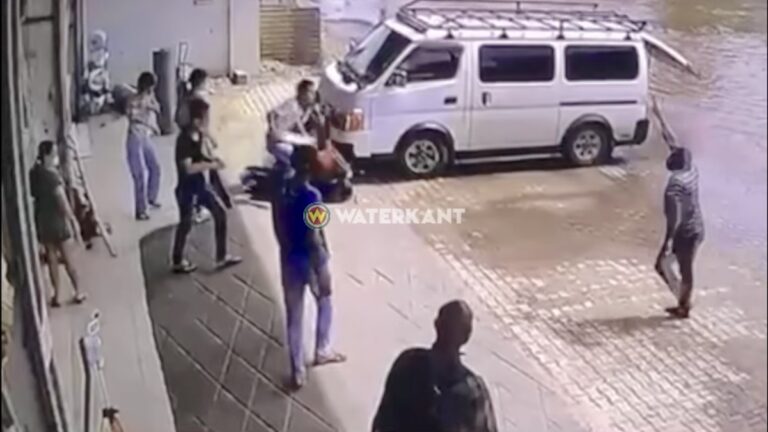 VIDEO: Klant slaat winkelier en wordt daarna in elkaar geslagen door groep Chinezen