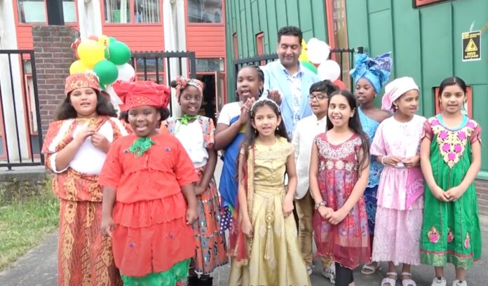 Ambassadeurs bezoeken Shri Laksmi School tijdens Keti Koti viering